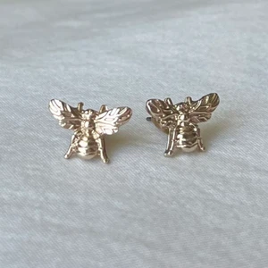 Örhängen  - Säljer dessa supersöta örhängen i färgen guld ✨ Knappt använda och motivet är ett bi 😻 Rengör alltid smyckena innan jag postar iväg de. 60 kr inkl frakt. Postar som ett vanligt brev. 