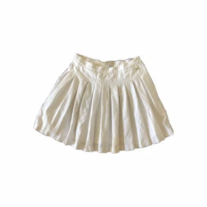 Vit tenniskjol - Fin vit veckad kjol från pull&bear! Köptes föras sommaren men den kom inte till så mycket användning. Ganska kort så rekommenderar att ha skjorta under. Storlek am men den är ganska liten i storleken så passar nog en S också.