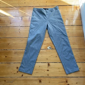 Gråa kostym byxor  - Ett par gråa kostym byxor i bra skick 100 kr + frakt