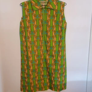 Vintageklänning  - Vintageklänning i fint skick! Den har en liten krage och eb dragkedja fram. Den är 94 cm lång och 44 cm mätt rakt över bysten. Skulle säga att den är stl M. Frakten ingår i priset.