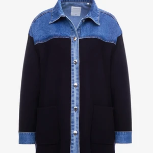 Marinblå jacka med jeans detaljer - Marinblå jacka med jeans detaljer från sandro paris, helt oanvänd. Slutsåld på hemsidan.