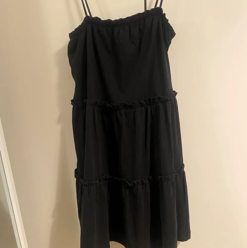 Svart söt klänning från Asos, köpt för ett tag sen men aldrig använd. Storlek M men passar även mindre och större då den är stretshig. . Klänningar.