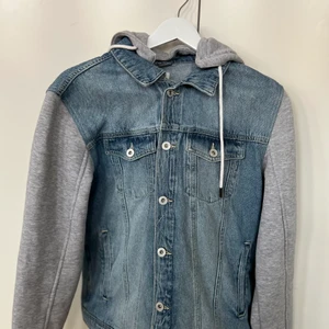 Jeansjacka Solid - Jacka från Solid, i strl M. Använd två gånger, i väldigt gott skick. Skickas mot frakt! 