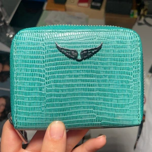 Zadig plånbok - Helt ny oanvänd plånbok från zadig i sån snygg färg och ormskinns material. Köpt för ca en månad sen, lapp finns kvar, för ca 1200 kr💕
