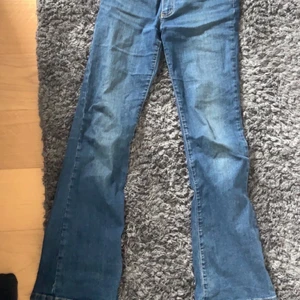 Lågmidjade jeans - Säljer dessa fina lågmidjade jeans