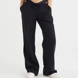 Lågmidjade linnebyxor💓 - INTRESSEKOLL!  Vill kolla intresset på dessa slutsålda byxor från H&M, byxorna är i st XS men passar S med🖤 (bud just nu på 370kr)