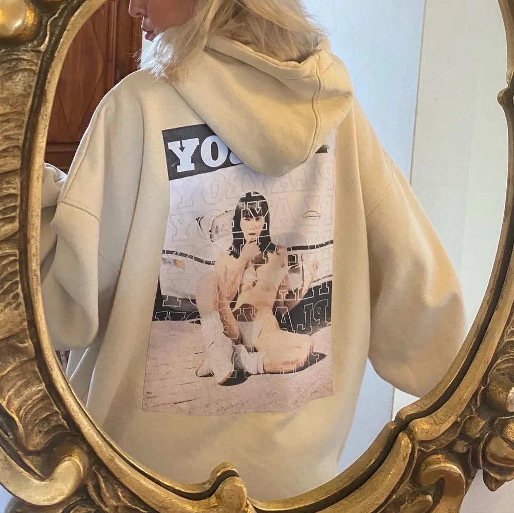 Playboy hoodie beige storlek M säljer BILLIGT vid snabb affär💗💗 kan mötas upp och skickas . Hoodies.