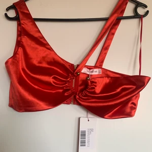 Satintopp - Oanvänd satintopp i stl M. Perfekt till ljumma sommarkvällar eller över en topp/skjorta till hösten. 🌇  