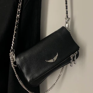 Zadig Voltaire väska - Säljer min Zadig Voltaire väska i nano modellen alltså den lilla. Den är i ett mycket bra skick förutom en liten slitning på dragkedjan som visas på bild 2, knappt så det syns. Annars är den i toppenskick, säljer för jag har köpt en ny väska.