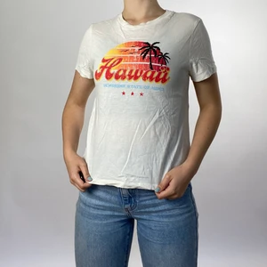 Somrig T-shirt  - Härlig topp inför sommaren, knappt använd dock