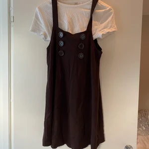 Brun överklänning/ klänning/ tunika  - Fint skick, från Gina Tricot. Tröjan under ingår ej. Frakt går att ordna. Pris går alltid att diskutera vid snabb affär 