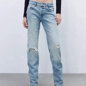 Slitna jeans från Zara! Hålen har rivits upp något men annars i super skick💙