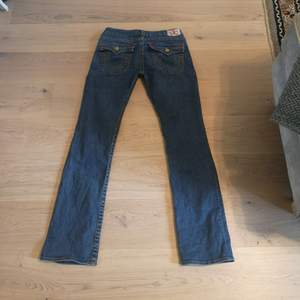 Äkta lågmidjade True Religion jeans med raka ben. Innerbenslängd ca 88 cm. Bud från 300 kr. Budstopp söndag kl 20.00.