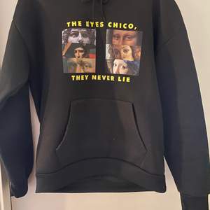Svart hoodie som det står ”the eyes Chico , they never lie” på. Fint skick, säljer då jag tycker den känns lite liten. Köparen står för frakten