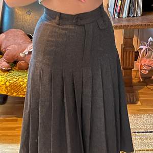 Fin kjol/short av 90% ull och 10% cashmere. Det är shorts egentligen men det syns inte när man har på sig den! Köpt för 800kr. Kan mötas upp i Stockholm eller posta (gratis frakt!) :)
