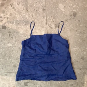 Linne från Zara - Jätte snyggt linne från Zara som inte kommer till användning ❤️ Tyget är ganska ostretchigt men sitter snyggt på! Kunden står för frakten<3