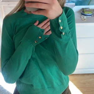 Grön tröja 🤍 - Jättefin grön tröja från Lindex, storlek M men passar mig som brukar ha S 🤍 nästan aldrig använd. Köpt för 350, säljer för 180 kr plus frakt🫶🏻