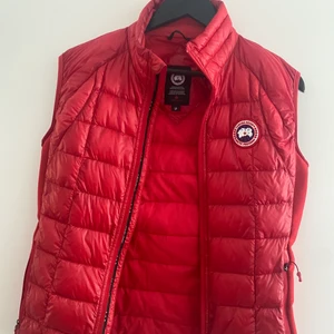 Canada goose väst strlk S - Äkta Canada goose väst i storlek S Nypris 5100