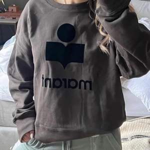 Isabell Marant sweatshirt. Använd få gånger och inga defekter över huvudtaget. Storlek 36. ”Moby cotton-blend sweatshirt”. Köpt för 2000 säljer för 1500kr. 