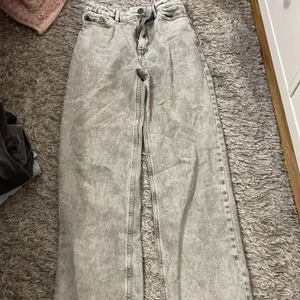 Gråsvarta jeans  - Jätte fina passar CS och XXS