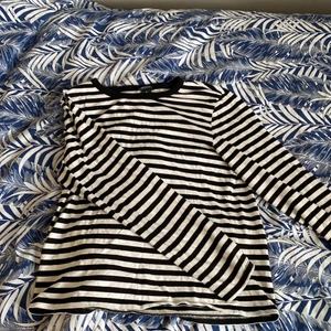 monki Tröja - Säljer denhär eftersom det inte är min stil längre, nästan oanvänd.