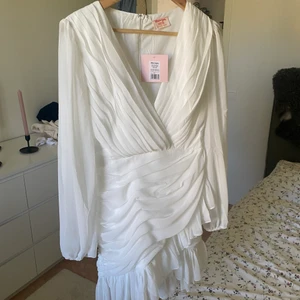 Vit klänning  - Säljer en vit klänning perfekt till student, skolavslutning eller annat. Aldrig använd och har lappen kvar, köpte klänningen här på Plick för ett tag sen men har bestämt mig för att sälja vidare den trots att den är så fin.