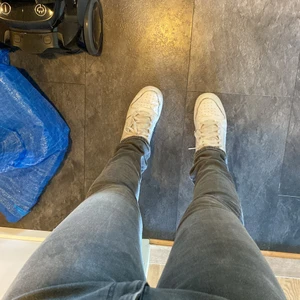 Weekday jeans - Ett par weekday jeans använda ett par ggr. Lite stora i midjan på mig so har strl S. Ganska långa på mig som är 169/170 cm.