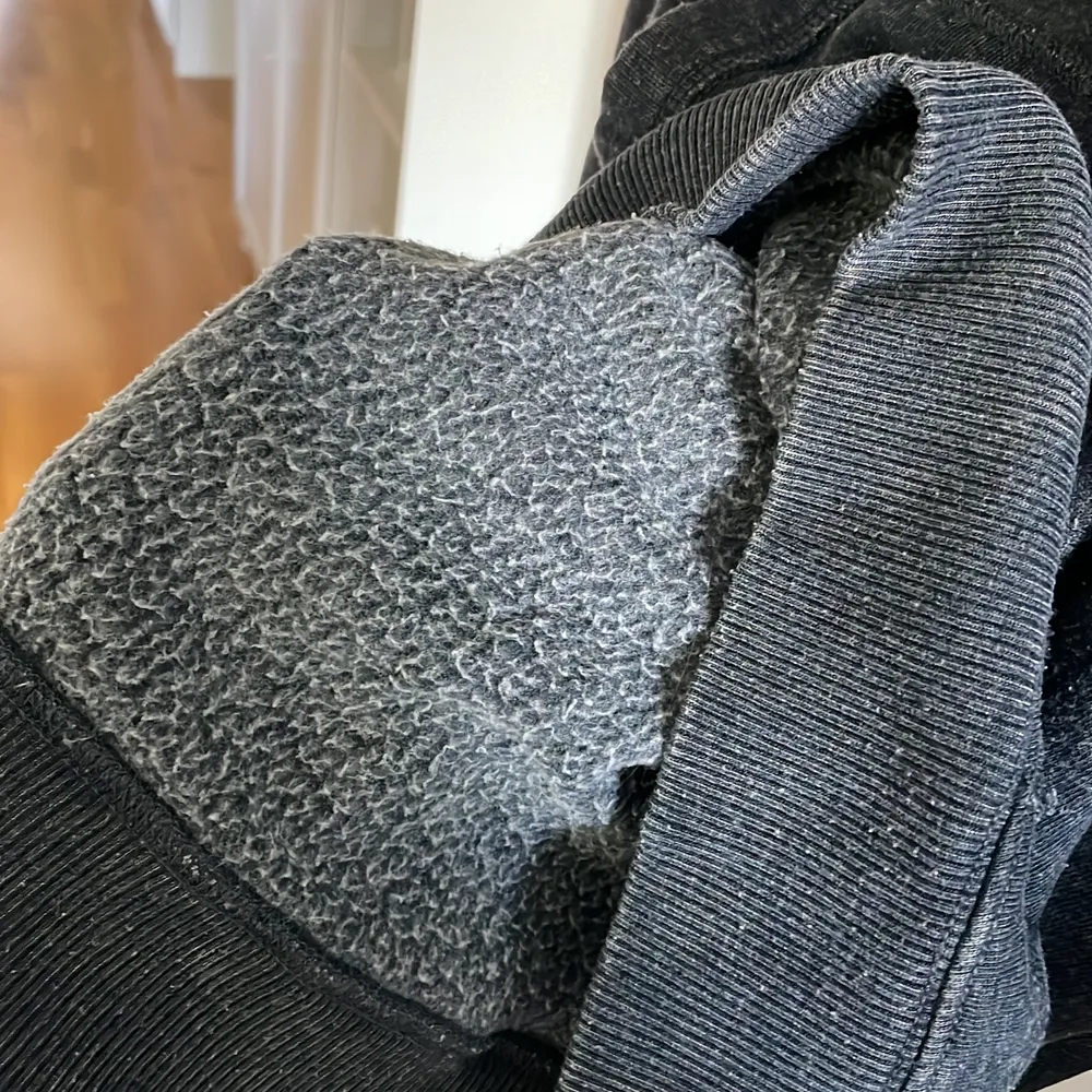 En mörkgrå melerad Hollister hoodie. Lite fluffigt meterial på insidan. Jätteskönt hoodie som går att använda till allt!💗 Kontakta och skriv till mig om frågor eller fler bilder💗. Hoodies.