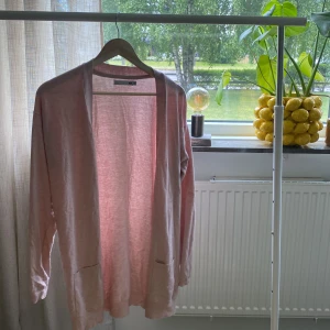 Kofta - Rosa kofta från Lager157 i storlek L. Säljs då den inte kommer till användning längre!