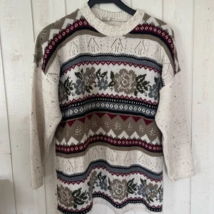 Mixed Fibres  - Det är en handstickad sweater från England. Fina mönster med olika kalla färger. Jag som brukar ha på mig xs/s använder denna tröjkastnings en oversized. Jag skulle tippa på att den är M/L. 🌸