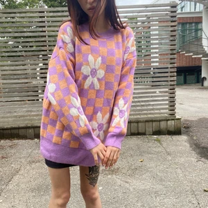 topshop knitted sweater - super comfortable sweater from topshop, slightly oversized, perfect for putting together a cute outfit! unused bc i got 2 of the same one :) the buyer pays for shipping, however, if u buy multiple items I can either offer u a discount or cover the shipping myself :)