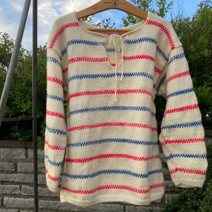 Pippitröja hemstickad  - Fint skick. Hemstickad pippitröja. 100% ull. Varm och skön. Jag har mer kläder. Kolla min profil för samfrakt. 