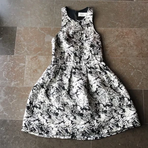 Finklänning  - En fin mönstrad klänning. Har använts vid få tillfällen. I super bra skick! 