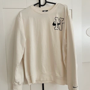 Nike collagetröja - Oversized Nike collagetröja. Storlek S men passar som M. Knappt använd, 9/10.