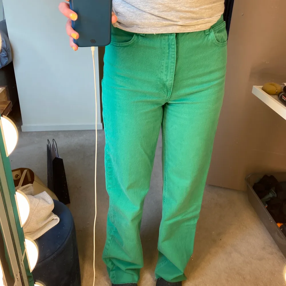 Säljer dessa populära gröna zara jeansen från förra året, då dem tyvärr inte kommer till användning. Köpte förra året men använt kanske 2-3 gånger. Sitter perfekt på mig som är 176, nästan för långa. Pris kan diskuteras. Skickar eller möts i Stockholm 💖. Jeans & Byxor.