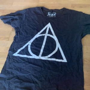 T-shirt med märke  - T-shirt 