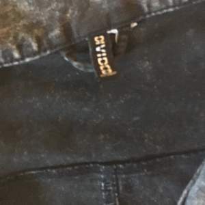 En grå fake jeans jacka använd ca 4 gånger väldigt bra skick med dragkedja och fickor även en liten krage 