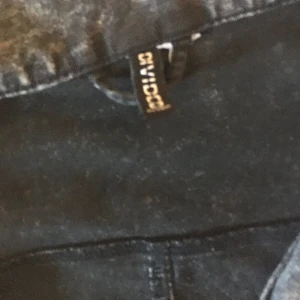 Inget märke stl s - En grå fake jeans jacka använd ca 4 gånger väldigt bra skick med dragkedja och fickor även en liten krage 