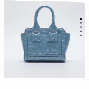 Zara väska  - Säljer snygg väska från zara i fint skick. 🥰
