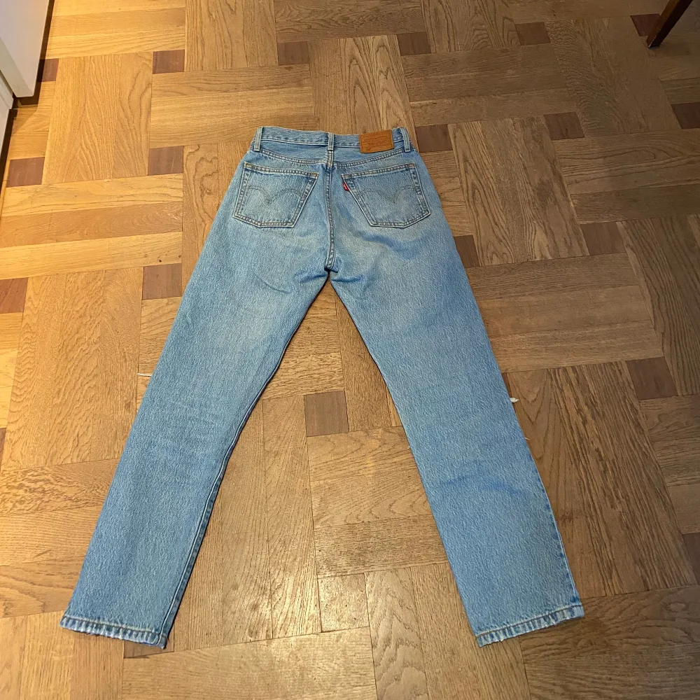 Jeansen är i bra skick och är använda enstaka gånger. De är bara några månader gamla, men känner att de inte passar mig i stilen längre 🥰. Jeans & Byxor.