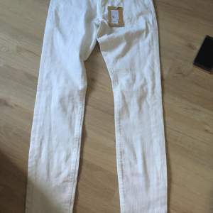 Ett par vita jeans vet inte vart dem kommer ifrån nu pris 399 säljer för 250 oanvända 