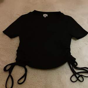 Säljer denna svarta tröjan med tofsar på sidorna. Aldrig använd, och köpt på kidsbrandstore för ungefär 300kr💗 jätte bra skick.