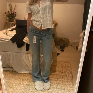 Low waisted jeans  - Säljer dessa oanvända lågmidjade/mid waisted jeans från zara som köptes förra året så finns ej kvar på hemsidan. Storlek 40 men skulle säga att de passar allt från 34-42 beroende på hur man vill att de ska sitta. Jag är en 38a. 190+ frakt eller buda.