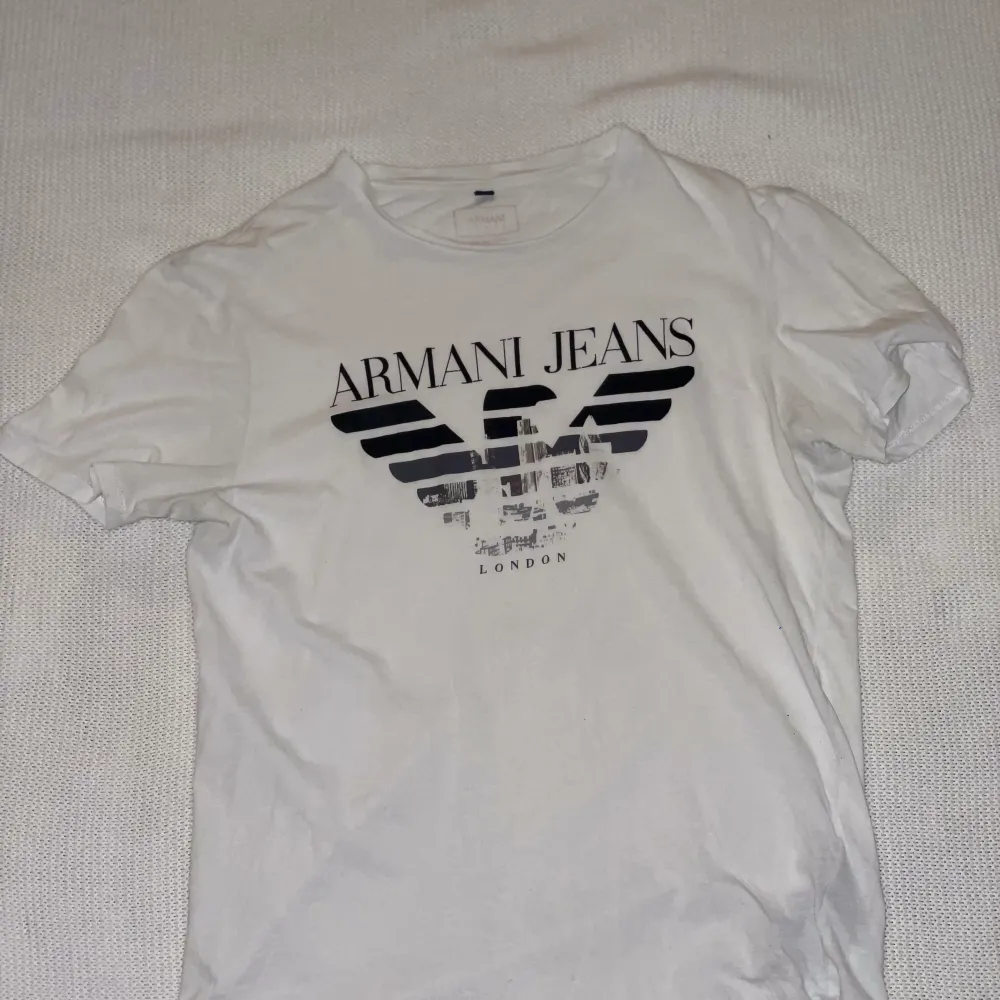 Armani t shirt, 200kr, passar small-medium. T-shirts.