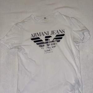 Armani t shirt, 200kr, passar small-medium
