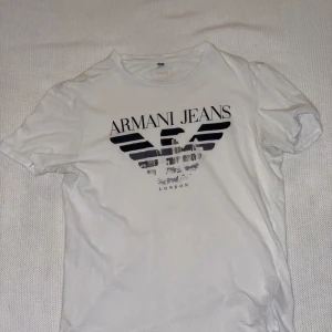 Armani jeans t shirt - Armani t shirt, 200kr, passar small-medium