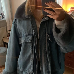 Jacka - Säljer denna slutsålda jacka från HM, endast använd två tre gånger. Jackan är fodrad inuti. Storlek M/L men för mig som vanligtvis är en S så ser ni på bilderna på mig att den sitter bra ändå! Köp direkt för 700 ❤️
