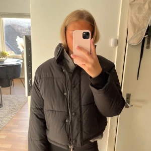 Puffer från Nakd - Jacka från Nakd, kort puffer. Storlek 34 men passar 36 