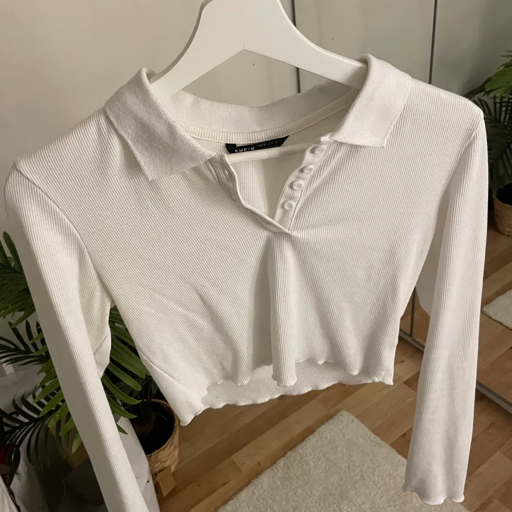 Säljer en vit långärmad tröja med krage och knappar från shein.💗 Använd ca 3 ggr och är i helskick.🌸 Säljer pga att jag inte använder den längre.. Tröjor & Koftor.