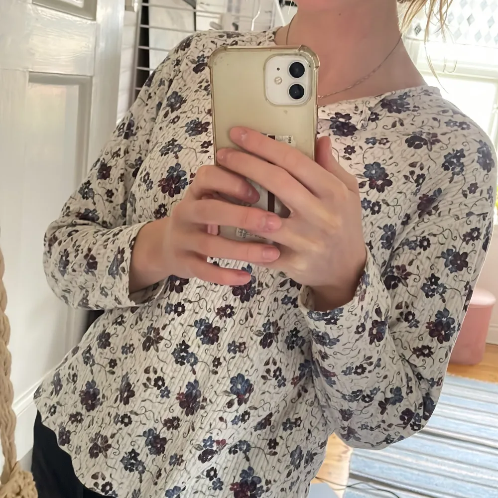 Köpte på Beyond retro i Sthlm men är använd sparsamt! Supergullig till hösten 💕 Stl S/M Pris: 50:- + 35:- frakt . Neuletakit & Villapaidat.